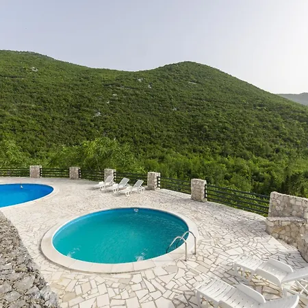 Rustical Kokorici With Shared Outdoor Swimming Pool Konukevi