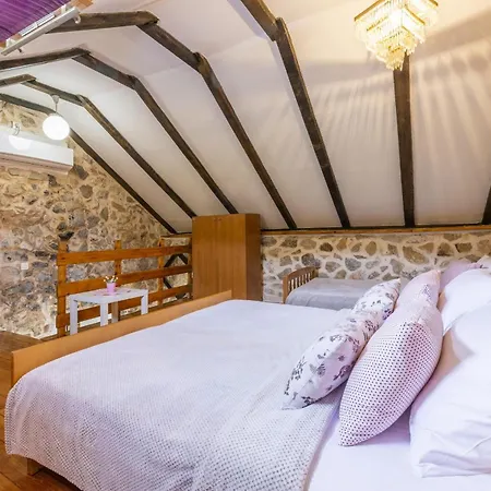 Rustical Kokorici With Shared Outdoor Swimming Pool Konukevi 3*