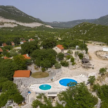 Rustical Kokorici With Shared Outdoor Swimming Pool Konukevi