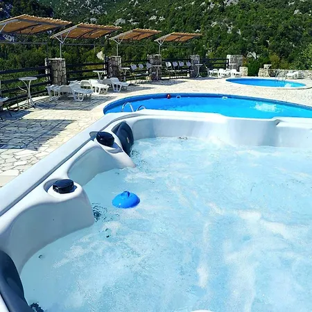 Rustical Kokorici With Shared Outdoor Swimming Pool Konukevi