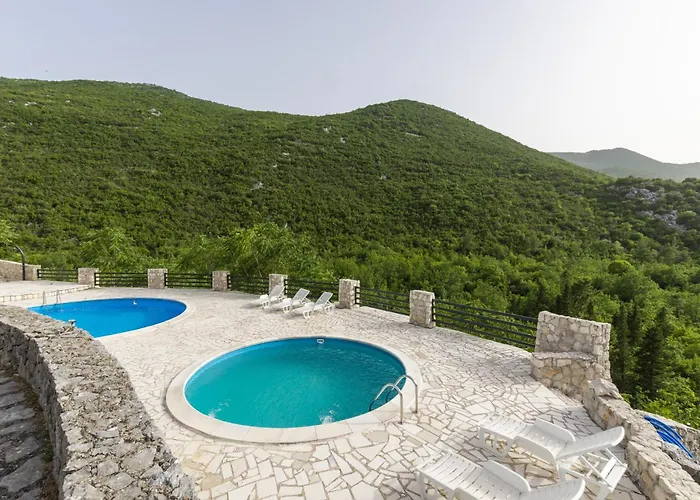 Rustical Kokorici With Shared Outdoor Swimming Pool 招待所