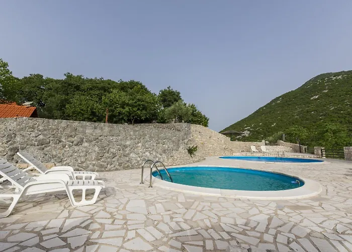 Rustical Kokorici With Shared Outdoor Swimming Pool 招待所 3*