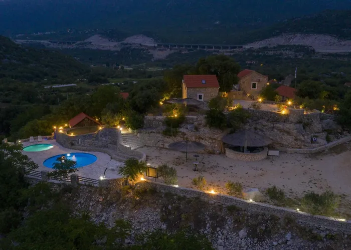 Rustical Kokorici With Shared Outdoor Swimming Pool 招待所